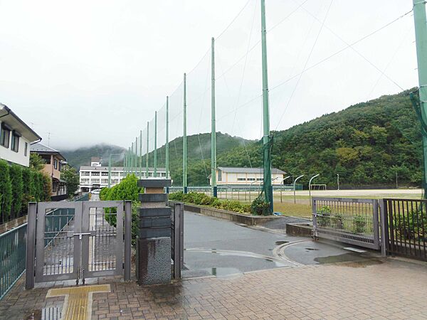 安土中学校まで徒歩20分(約1600m)