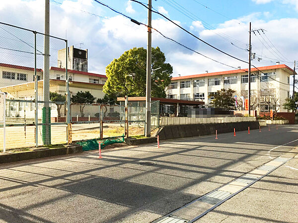 桐原東小学校まで徒歩5分(約350m)