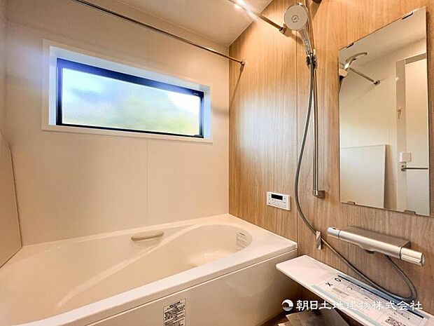 【浴室】ゆったりと寛げる広々バスで足を伸ばしてリラックス。　最新のユニットバスは設備も充実です。