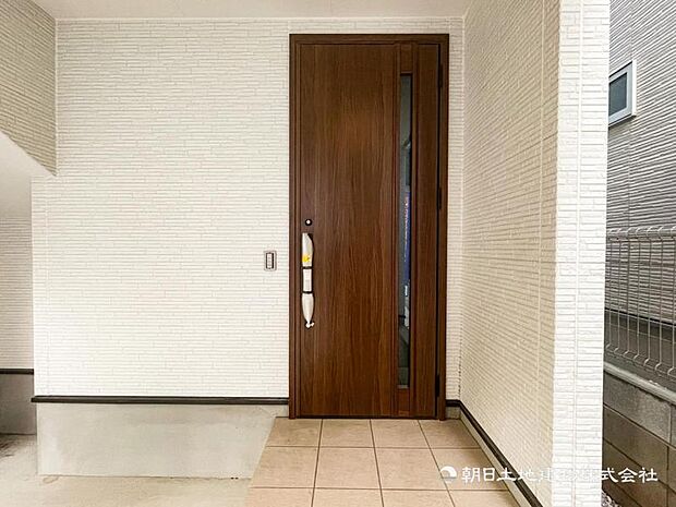 【玄関】毎日通る場所なので、清潔で快適な場所にしたいですね！玄関ホールは、シンプルかつ清潔感のデザイン