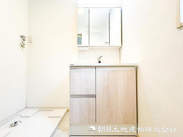 【洗面台】小物もしっかりしまえる収納付き。毎日、便利にご使用いただける 洗面です。
