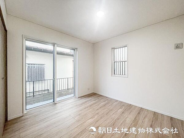 【洋室】床に物を置かないようにするだけで掃除もしやすくなり有効面積も増え清潔感のあるお部屋になります