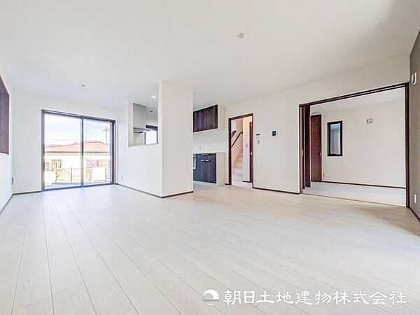 【リビング】広いリビングでゆったりと。ワンフロア感覚で過ごせる動線は動きやすく掃除も簡単に済ませられます