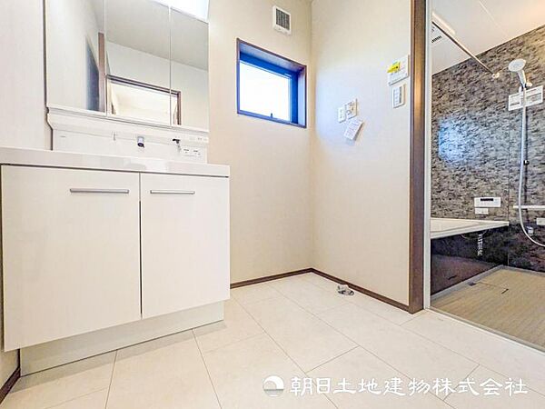 【洗面・脱衣所】使用頻度の高い場所だからこそ便利な空間に。多人数での使用も考えた便利な空間です