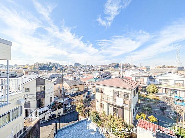 【眺望現地】開放感があり、遮るものもなく気持ちのいい景色が広がります。お部屋にも爽やかな風と暖かく柔らかな日差しが差し込み、毎日の暮らしを豊かに彩ります。