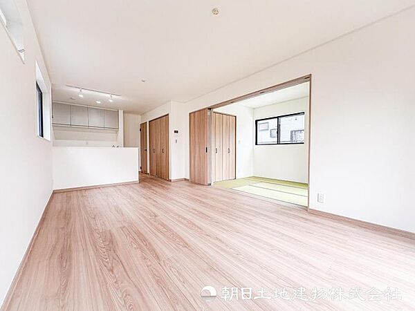 【リビング】広いリビングでゆったりと。ワンフロア感覚で過ごせる動線は動きやすく掃除も簡単に済ませられます