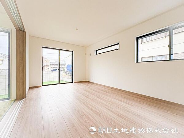 【リビング】家族が同じ空間のリビングにいても程よい距離で過ごせます