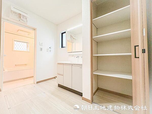 【洗面・脱衣所】小さな空間でもタオルや家族分の着替え、洗剤などまとめて収まる機能的なエリアです