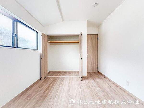 【洋室】床に物を置かないようにするだけで掃除もしやすくなり有効面積も増え清潔感のあるお部屋になります