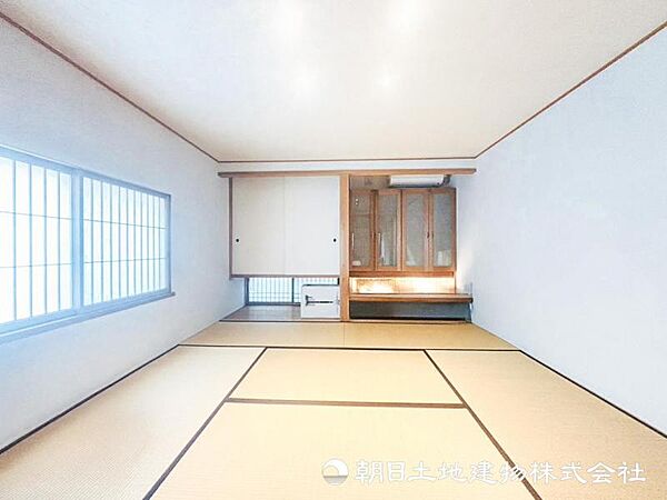 【和室】柔らかな感触の畳は転倒しても怪我のリスクを抑えられます。小さなお子様や高齢者にも安心