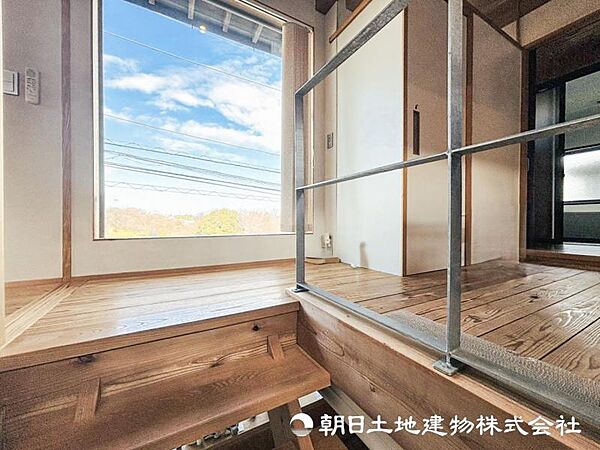 【2階ホール】太陽の光と爽やかな風を受けられる大型の窓です。太陽の匂いを感じられそうです！