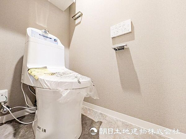 【トイレ】小さな空間だからこそ機能性のある快適なトイレは、清潔感をキープしお手入れしやすいよう作られています