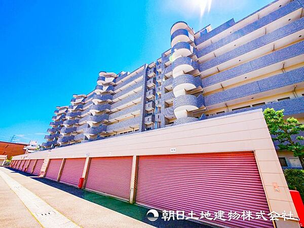 【外観】表現された空間は豊かな光と風を纏い、暮らしの時間を豊かにしてくれます。デザインされた空間と競い合うかのような充実した建物設備も家族の時間を彩ってくれることでしょう。