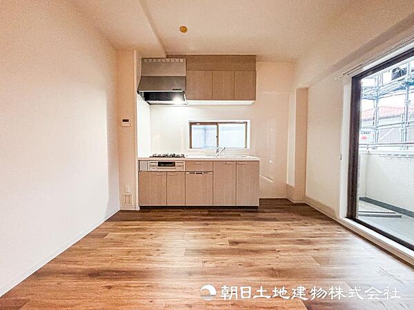 【リビング】背の低い家具を選ぶことで圧迫感のない落ち着く空間になります
