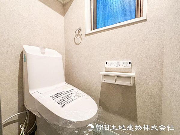 【トイレ】小さな空間だからこそ機能性のある快適なトイレは、清潔感をキープしお手入れしやすいよう作られています