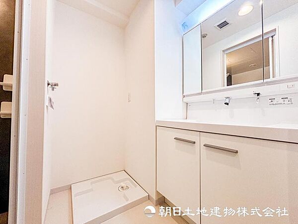 【洗面・脱衣所】小さな空間でもタオルや家族分の着替え、洗剤などまとめて収まる機能的なエリアです