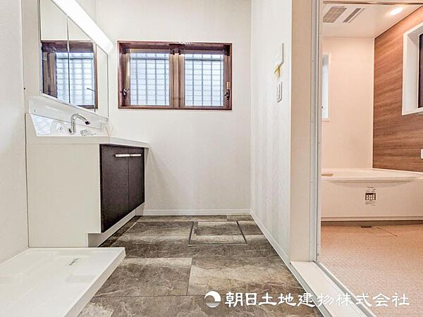 【洗面台】小物もしっかりしまえる収納付き。毎日、便利にご使用いただける 洗面です