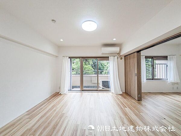 【リビング】背の低い家具を選ぶことで圧迫感のない落ち着く空間になります