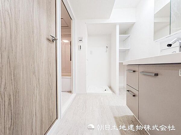 【洗面・脱衣所】小さな空間でもタオルや家族分の着替え、洗剤などまとめて収まる機能的なエリアです