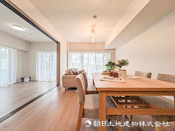 【リビング】背の低い家具を選ぶことで圧迫感のない落ち着く空間になります