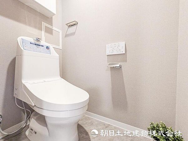 【トイレ】小さな空間だからこそ機能性のある快適なトイレは、清潔感をキープしお手入れしやすいよう作られています