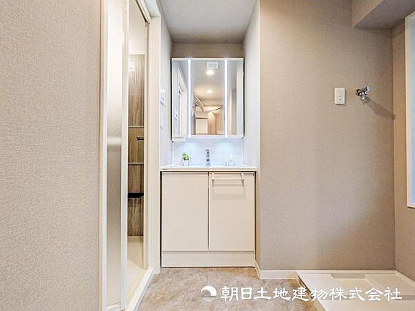 【洗面・脱衣所】小さな空間でもタオルや家族分の着替え、洗剤などまとめて収まる機能的なエリアです