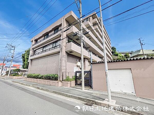 【外観】表現された空間は豊かな光と風を纏い、暮らしの時間を豊かにしてくれます。デザインされた空間と競い合うかのような充実した建物設備も家族の時間を彩ってくれることでしょう。