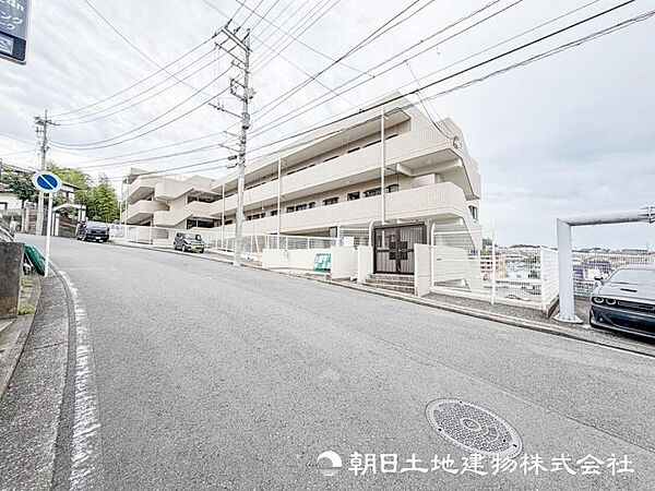 【外観】表現された空間は豊かな光と風を纏い、暮らしの時間を豊かにしてくれます。デザインされた空間と競い合うかのような充実した建物設備も家族の時間を彩ってくれることでしょう。
