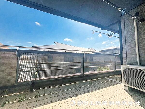 【バルコニー】外干しすればお日様のいい匂いに包まれますね