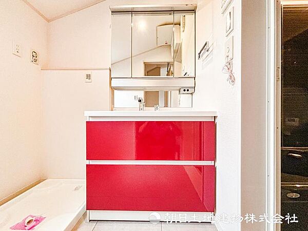 【洗面・脱衣所】小さな空間でもタオルや家族分の着替え、洗剤などまとめて収まる機能的なエリアです
