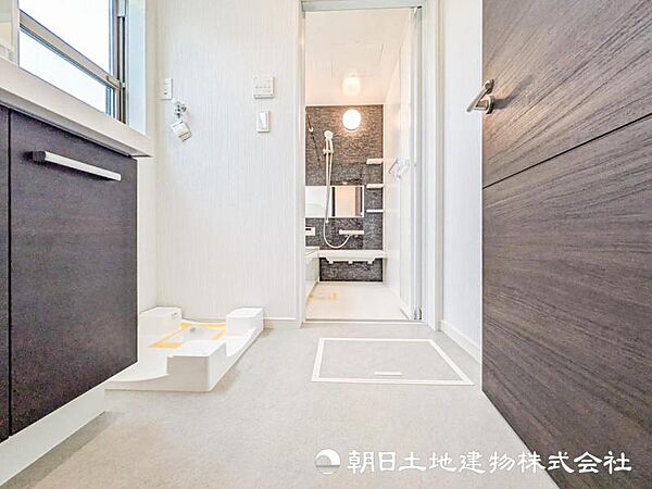 【洗面台】小物もしっかりしまえる収納付き。毎日、便利にご使用いただける 洗面です