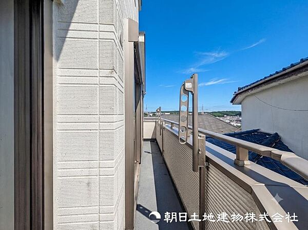 【バルコニー】外干しすればお日様のいい匂いに包まれますね