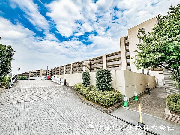 【外観】表現された空間は豊かな光と風を纏い、暮らしの時間を豊かにしてくれます。デザインされた空間と競い合うかのような充実した建物設備も家族の時間を彩ってくれることでしょう。