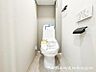 トイレ：【トイレ】小さな空間だからこそ機能性のある快適なトイレは、清潔感をキープしお手入れしやすいよう作られています