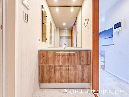 【洗面・脱衣所】小さな空間でもタオルや家族分の着替え、洗剤などまとめて収まる機能的なエリアです
