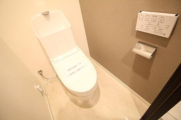 ウォシュレット内蔵の最新トイレ設備を採用。