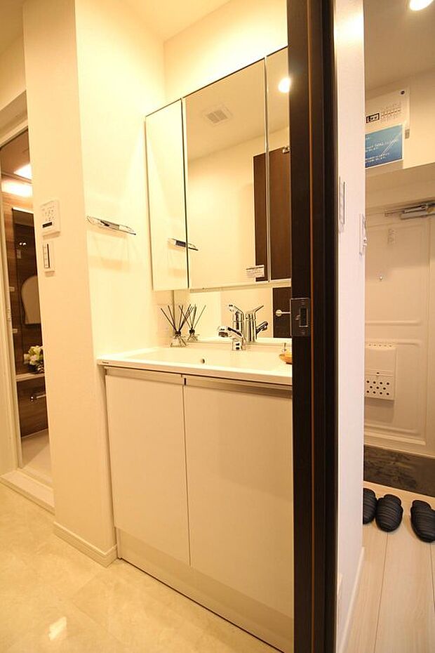洗面台はシャワーノズル付き・ワンランク上の三面鏡仕様で収納も豊富です。