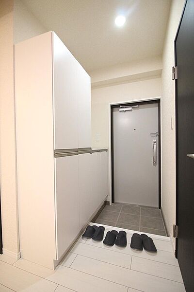 玄関横には、たっぷり収納のシューズボックスを完備♪