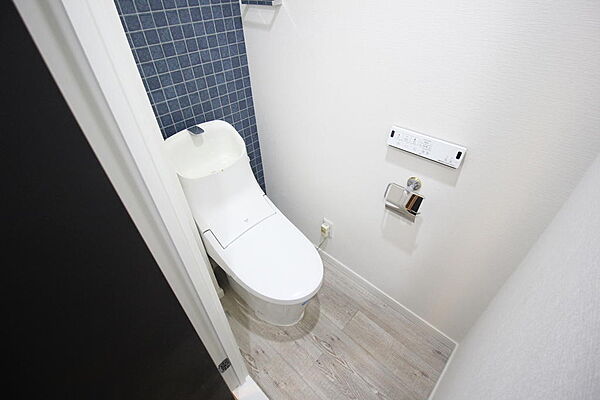 タンク一体型トイレはデザイン性が高く凹凸が少ないのでお掃除がしやすいです！