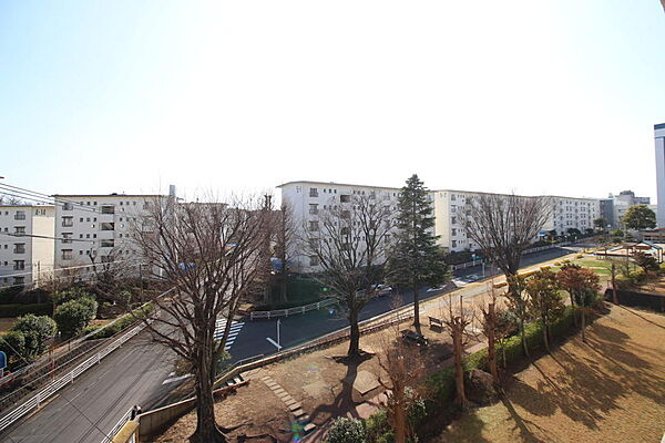見晴らしの良い景色が日常にゆとりと心地よさをもたらし、朝や夕方のひとときも特別な時間になりますね。季節や時間帯によって表情を変える景色を楽しみながら、ゆったりとした暮らしをお過ごしいただけます♪
