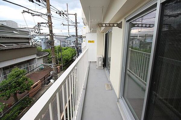 心地よい日差しがたっぷりと差し込むバルコニーは、明るく開放感のある空間です。ちょっとした休憩や外の空気を感じるひとときにもぴったりで、毎日の暮らしにゆとりと心地よさをもたらします♪