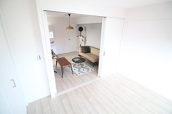 心地よい陽光が差し込む、明るい居室。日中はたっぷりの自然光が入り、やわらかな光が穏やかで温かみのある空間を演出します。まるで日向ぼっこをしているような、心までぽかぽかと温まる癒やしの空間です。