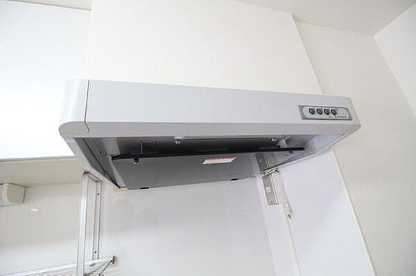 スタイリッシュなレンジフード。お手入れが比較的簡単なのがうれしいですね♪