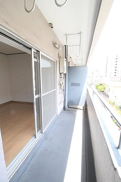 心地よい日差しがたっぷりと差し込むバルコニーは、明るく開放感のある空間です。ちょっとした休憩や外の空気を感じるひとときにもぴったりで、毎日の暮らしにゆとりと心地よさをもたらします♪