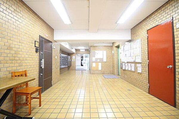 ゆとりあるエントランスホールは清掃が行き届き、管理状態の良さがうかがえます。毎日の暮らしを気持ちよく迎えてくれる共用空間です♪