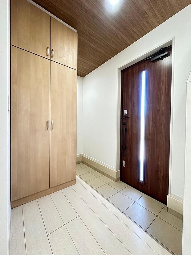 ■玄関　広々とした、開放感のある玄関です。白を基調とした玄関は家族を出迎えるのに暖かい空間となっております。現地（2024年3月）撮影