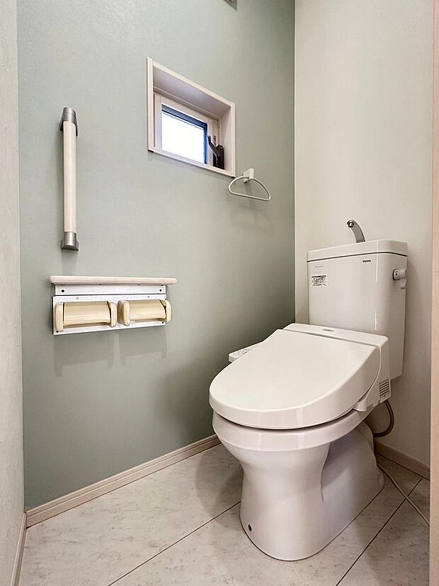 ■トイレ（2階）　うれしい温水洗浄機能付きのトイレです。清潔感溢れる白い空間に仕上げました。現地（2024年3月）撮影