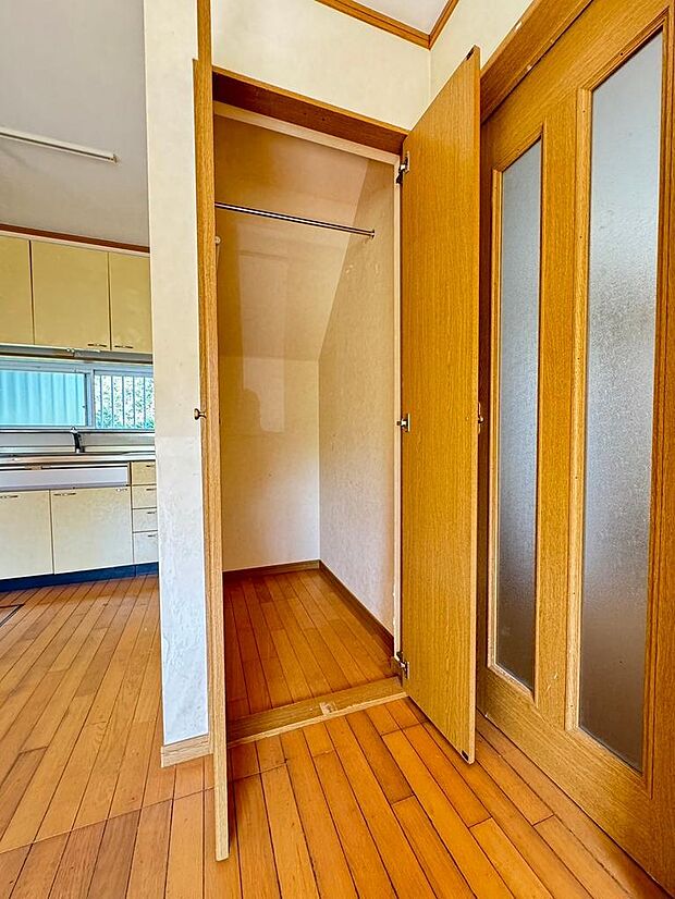 キッチン横にも収納スペースがあるので、パントリーとしてもお使いいただけます♪〜現地（2024年4月）撮影〜