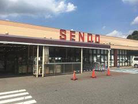 SENDO 大宮台店（約950ｍ）徒歩約12分の距離にあるスーパーマーケットです。毎日の食材の買い出しにも困りませんね。