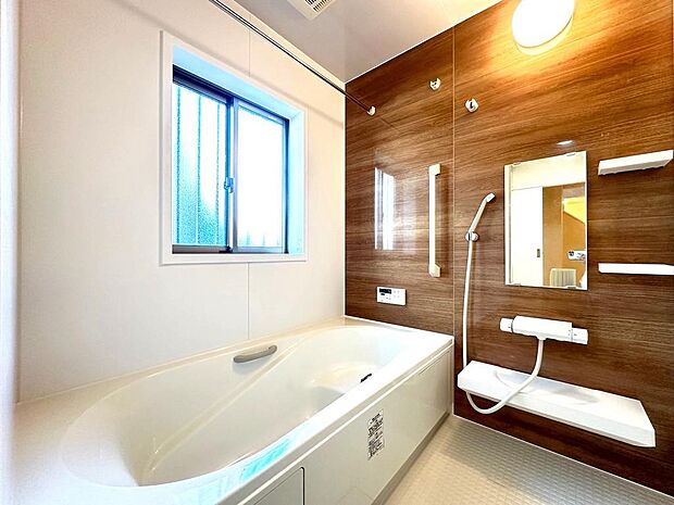 ■浴室　広々とした浴室は、一日の終わりに疲れた体を癒してくれます。窓が付いているため、換気もばっちりです。〜現地（2024年5月）撮影〜